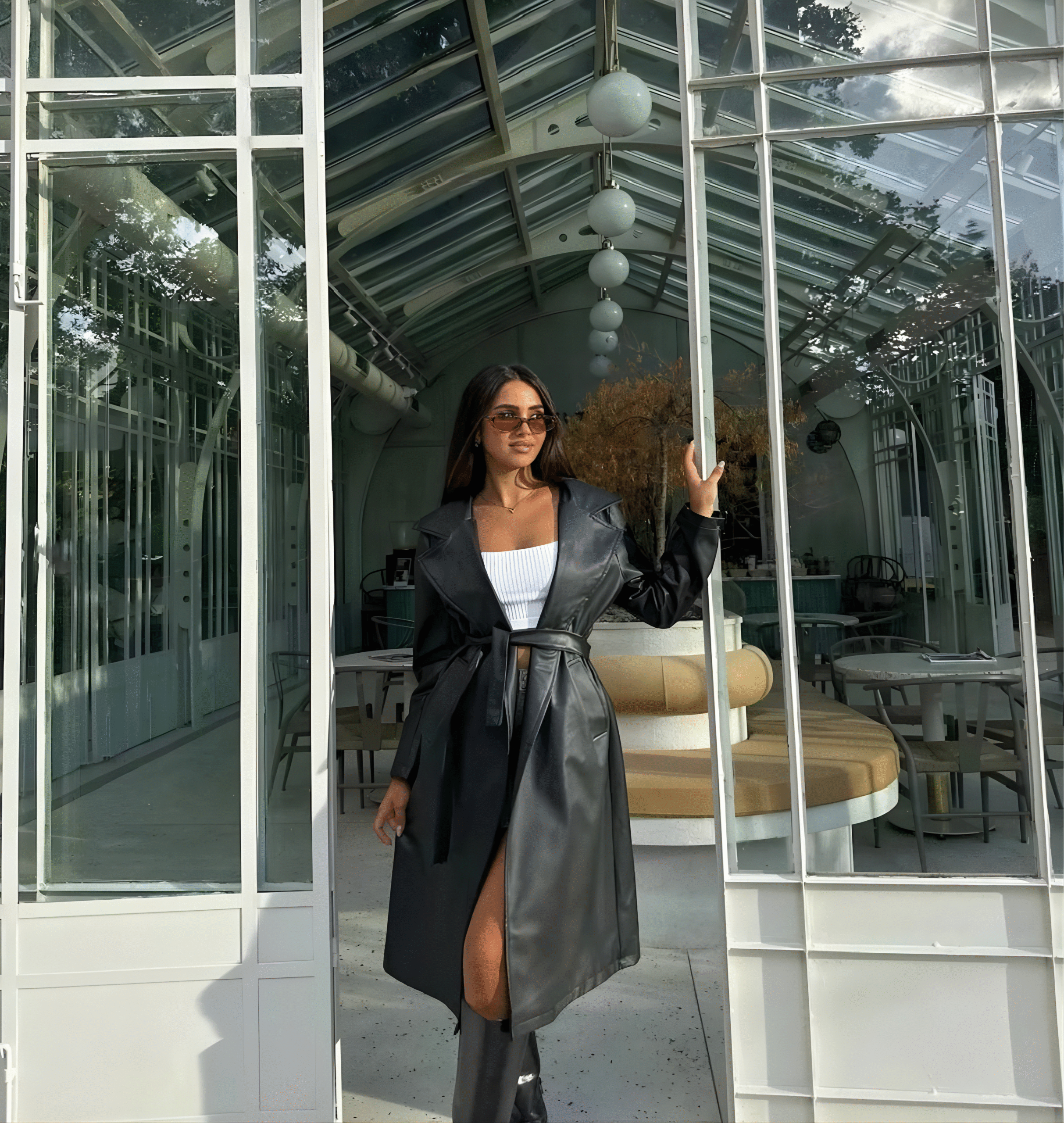 Kemer Detaylı Deri Kaban ile Stil Yolculuğu: Şıklık, Fonksiyon ve Karakter